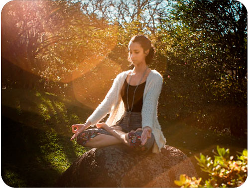 Persona con su pose pacificamente meditando